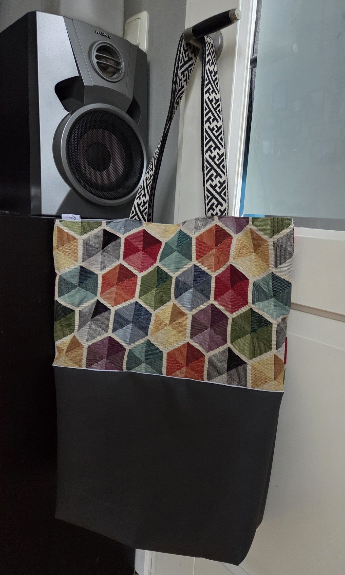 Shopper/Strandtas (gevoerd) met gekleurde zeshoekpatroon en grijs nepleer