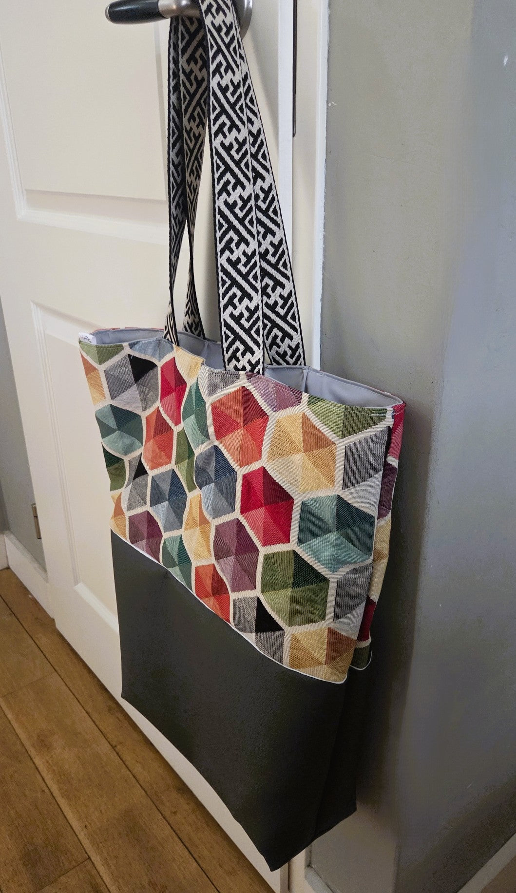 Shopper/Strandtas (gevoerd) met gekleurde zeshoekpatroon en grijs nepleer