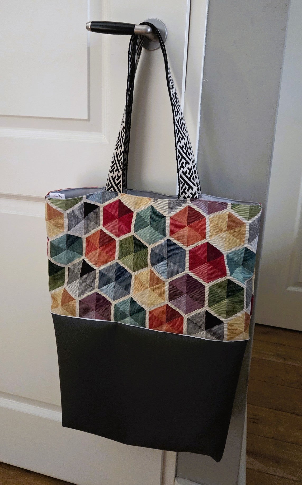 Shopper/Strandtas (gevoerd) met gekleurde zeshoekpatroon en grijs nepleer
