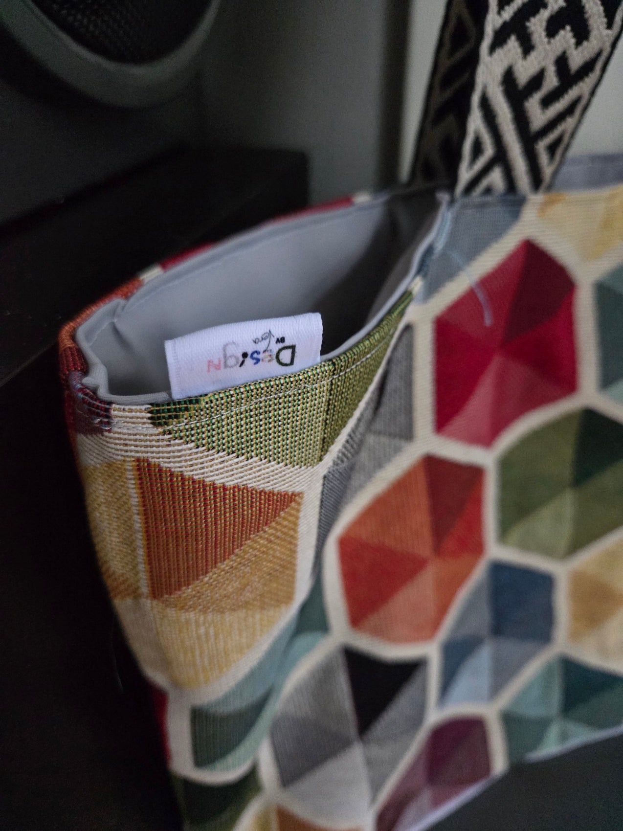 Shopper/Strandtas (gevoerd) met gekleurde zeshoekpatroon en grijs nepleer